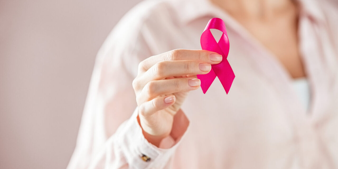https://cfbm.gov.br/wp-content/uploads/2023/10/woman-holding-pink-breast-cancer-ribbon-2021-09-03-16-05-29-utc-1280x640.jpg